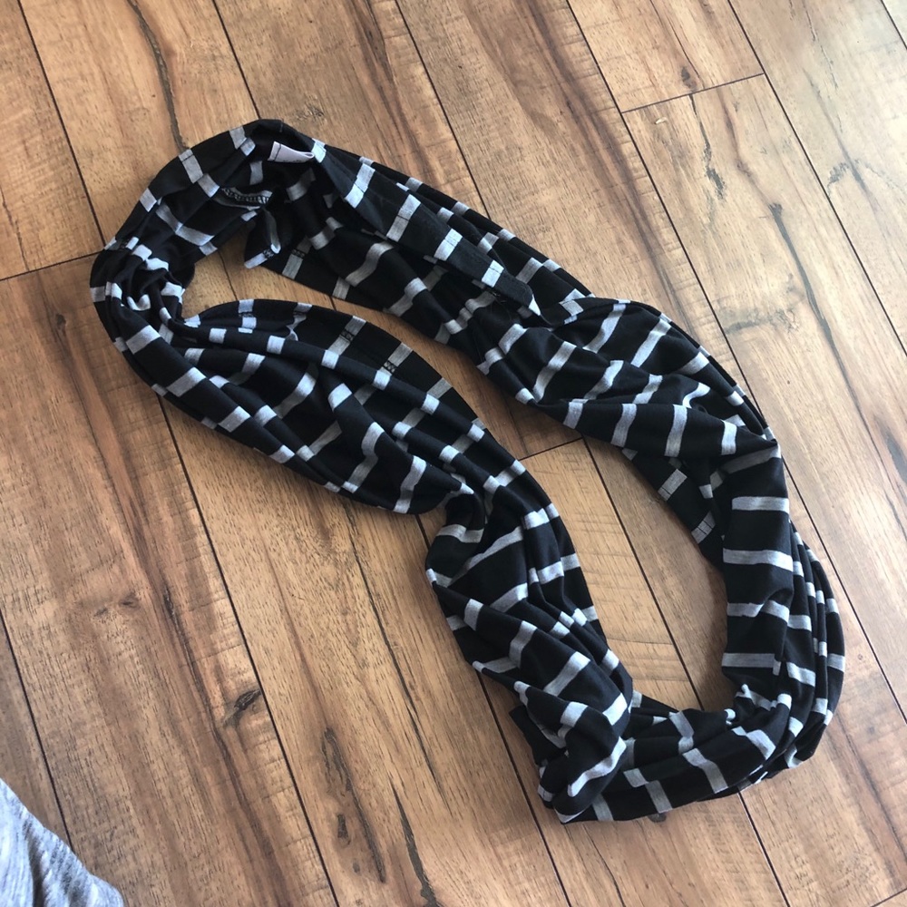 Itzy Ritzy Infinity Nursing Scarf - Picture 3 of 5